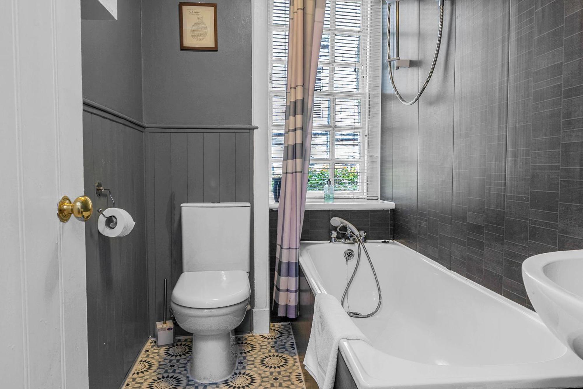 Charming Apartment In The Old Town 에든버러 외부 사진